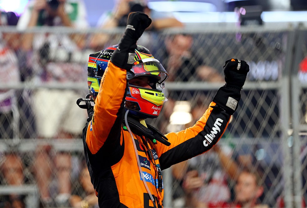 Oscar Piastri comemora vitória no GP da Arábia Saudita da F1 2025 — Foto: Zak Mauger/LAT Images