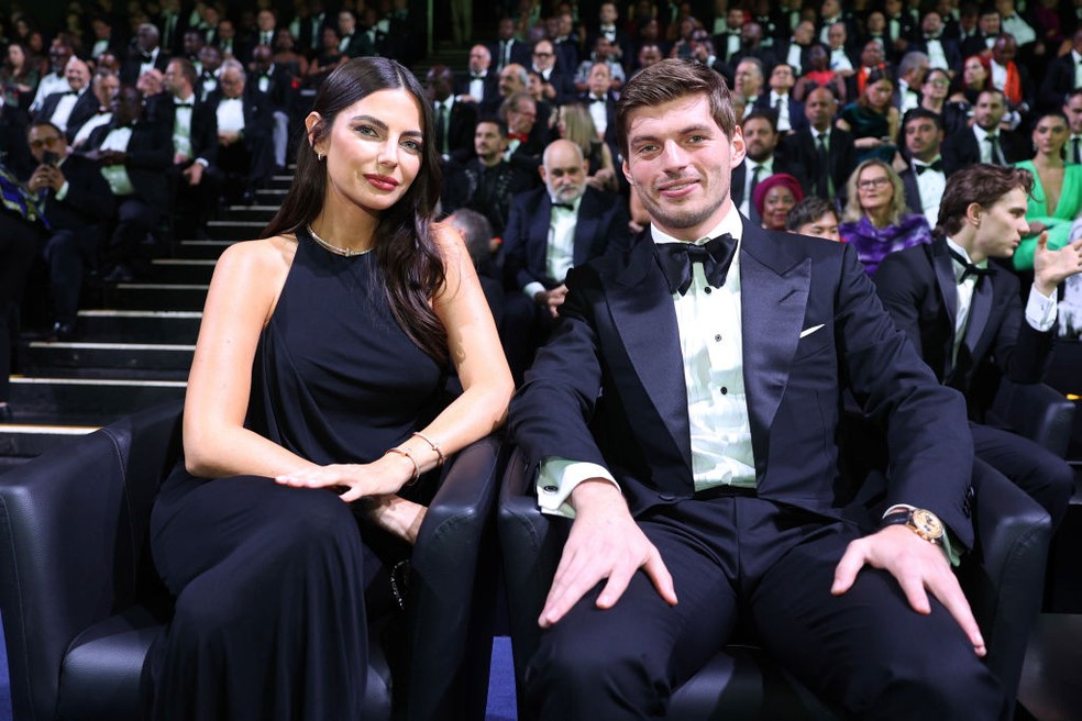 Kelly Piquet e Max Verstappen na cerimônia de premiação da F1 2024, dias após o anúncio da gravidez — Foto: Handout/FIA/DPPI via Getty Images