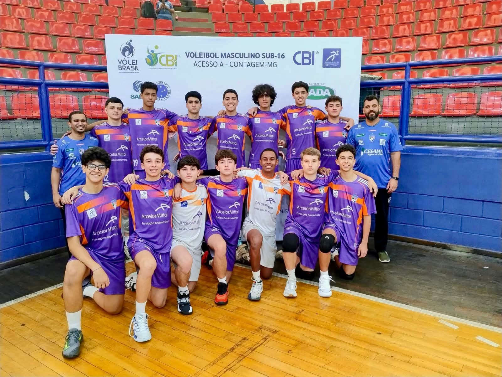 Jogadores do JF Vôlei comemorando a conquista do bronze