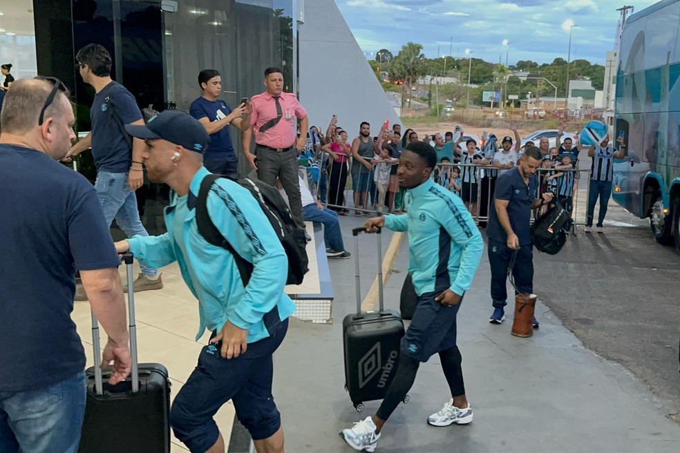Cuéllar e Amuzu na chegada do Grêmio em Boa Vista — Foto: Mateus Trindade/RBS TV