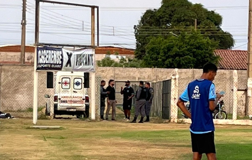 Treinador de goleiros do Cacerense, Samir, em conversa com a PM — Foto: Divulgação