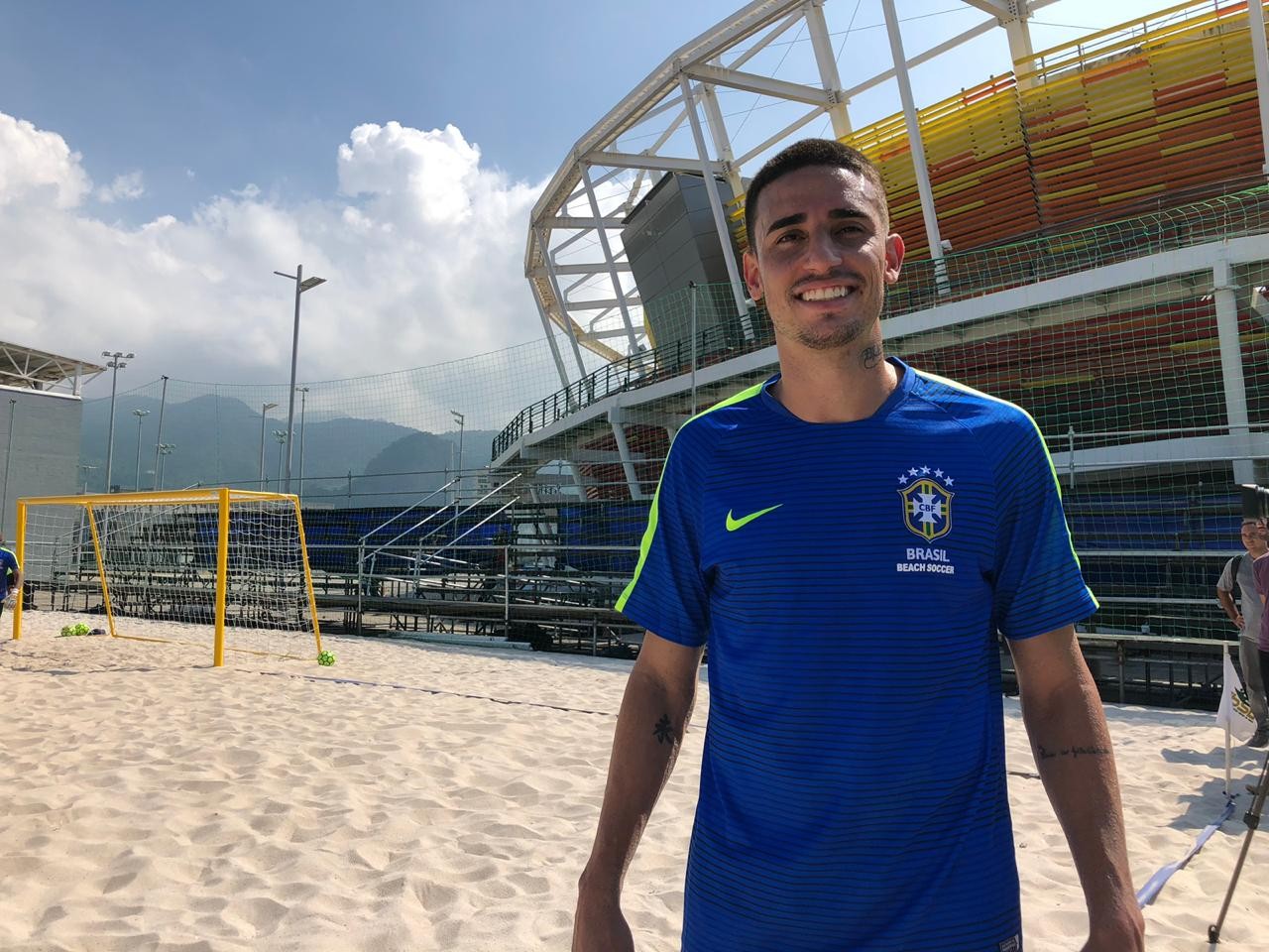 Sem clube, Thiago Galhardo treina na areia e revela acerto próximo: 