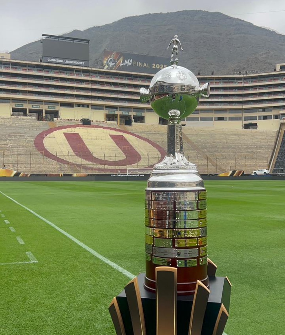 Taça da Libertadores no Estádio Monumental de Lima — Foto: Letícia Marques/ge