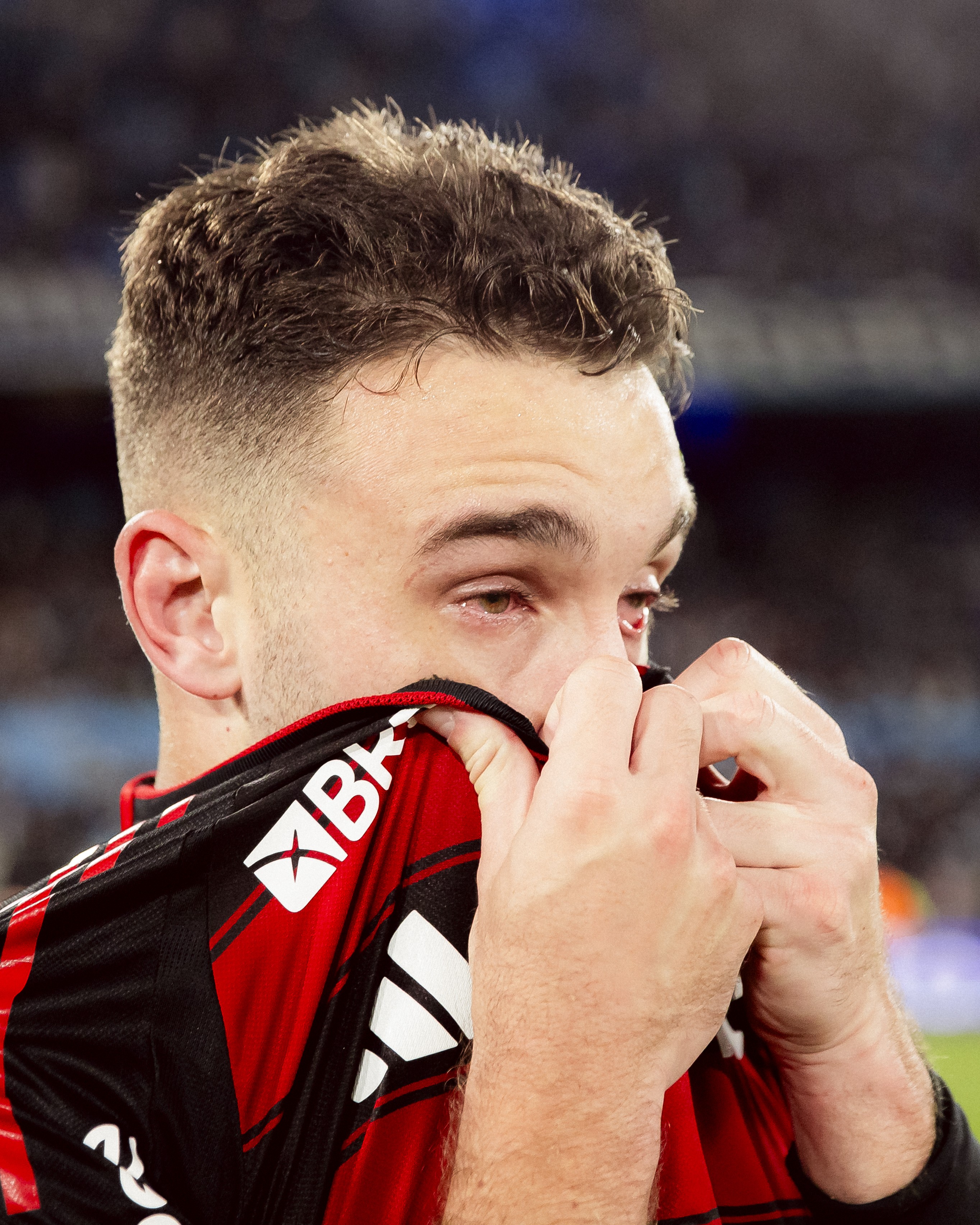 JOGOU NO SACRIFÍCIO! Zagueiro do Flamengo se emociona após garantir vaga na final da Libertadores