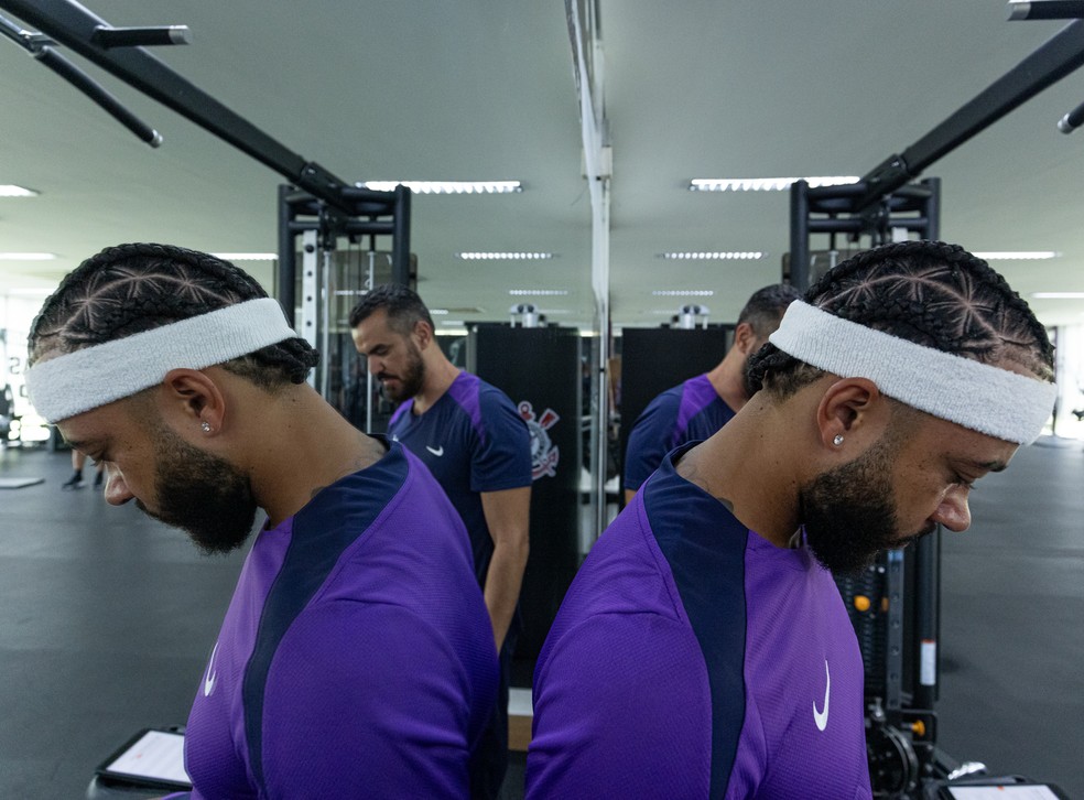 Memphis Depay passa por avaliações físicas no primeiro dia de trabalho no Corinthians — Foto: Rodrigo Coca/Ag. Corinthians