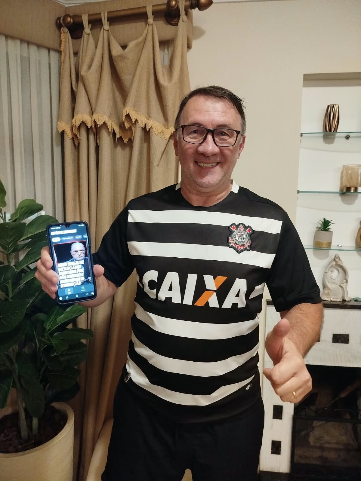 Corintiano vence Liga Premiada do Cartola PRO em setembro, fatura R$ 6 mil e promete dar metade à esposa