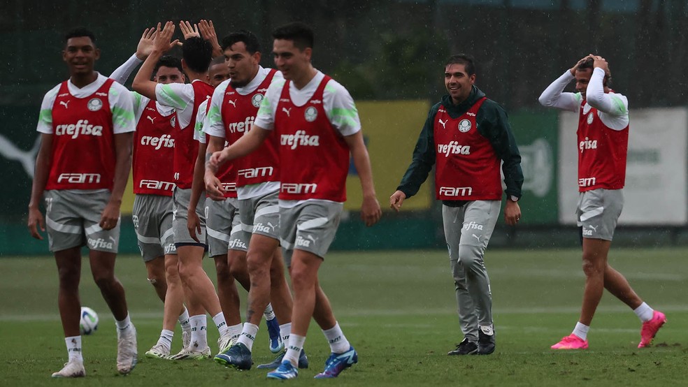 Jogadores do Palmeiras fazem montinho em Abel durante treino — Foto: Cesar Greco