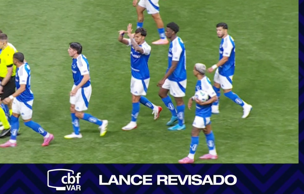 Kaio Jorge faz gesto de roubo em clássico com o Atlético-MG — Foto: Reprodução/ TV Globo