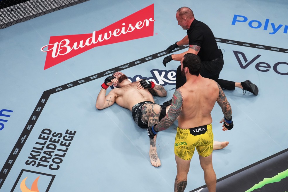 Rodolfo Bellato nocauteia Luke Fernandez no UFC 326 — Foto: Josh Hedges/Zuffa LLC