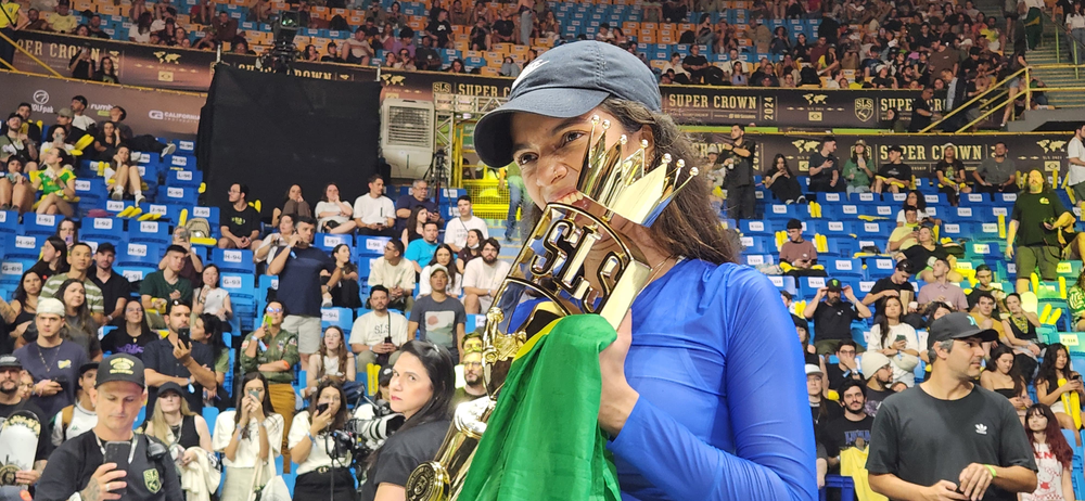 De azul, bandeira do Brasil e taça da SLS na mão, Rayssa Leal comemora título do Super Crown 2024