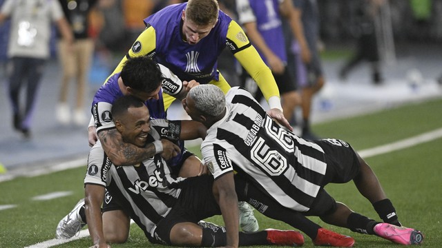 Jogadores do Botafogo comemoram vitória sobre a Universidad de Chile na Libertadores