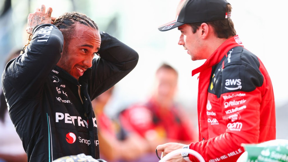 Lewis Hamilton e Charles Leclerc, vistos após a corrida sprint do GP dos EUA de F1 2023 — Foto: Dan Istitene - Formula 1/Formula 1 via Getty Images