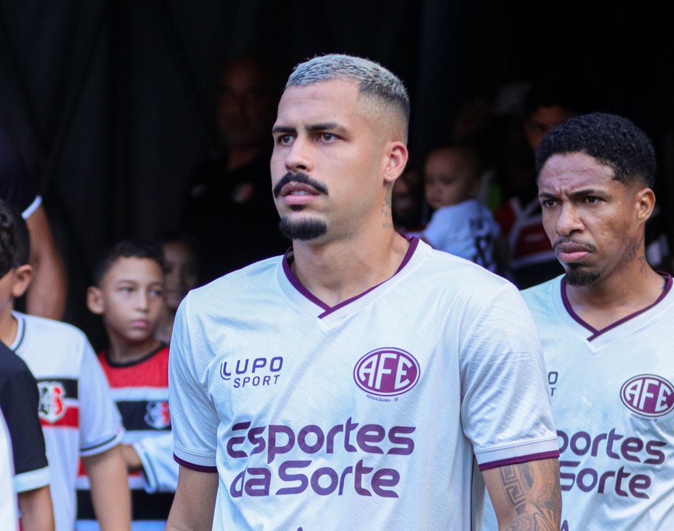 Gustavo Medina antes da partida contra o Santa Cruz