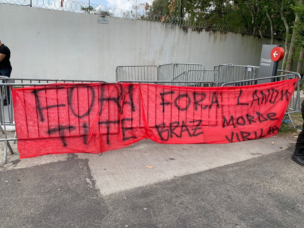 Faixa em protesto de torcedores do Flamengo — Foto: Igor Mattos