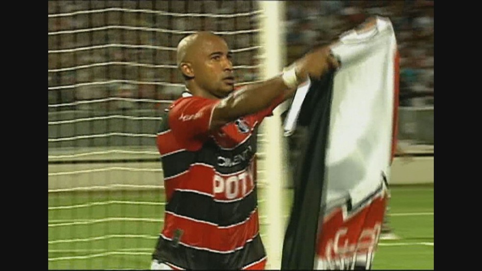 Brasão comemora gol no Santa Cruz — Foto: Reprodução/TV Globo