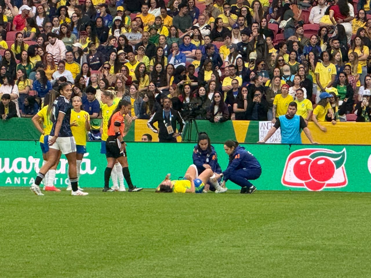 Bruninha se machuca em Brasil x Argentina e deixa o campo de maca; veja lance