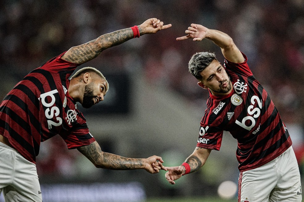 Gabigol e Arrascaeta fazem comemoração do Flamengo