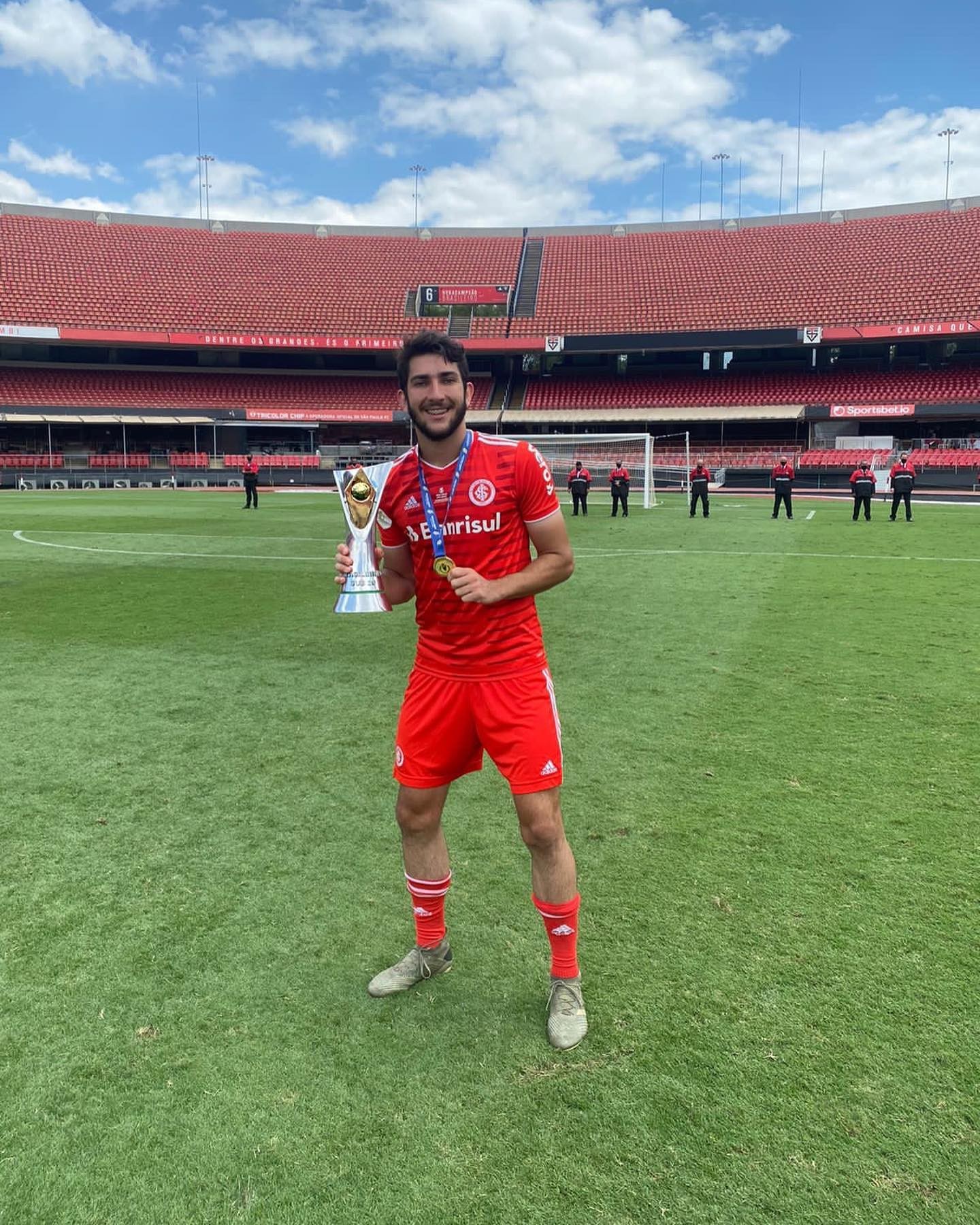Barra anuncia zagueiro campeão da Copinha pelo Internacional