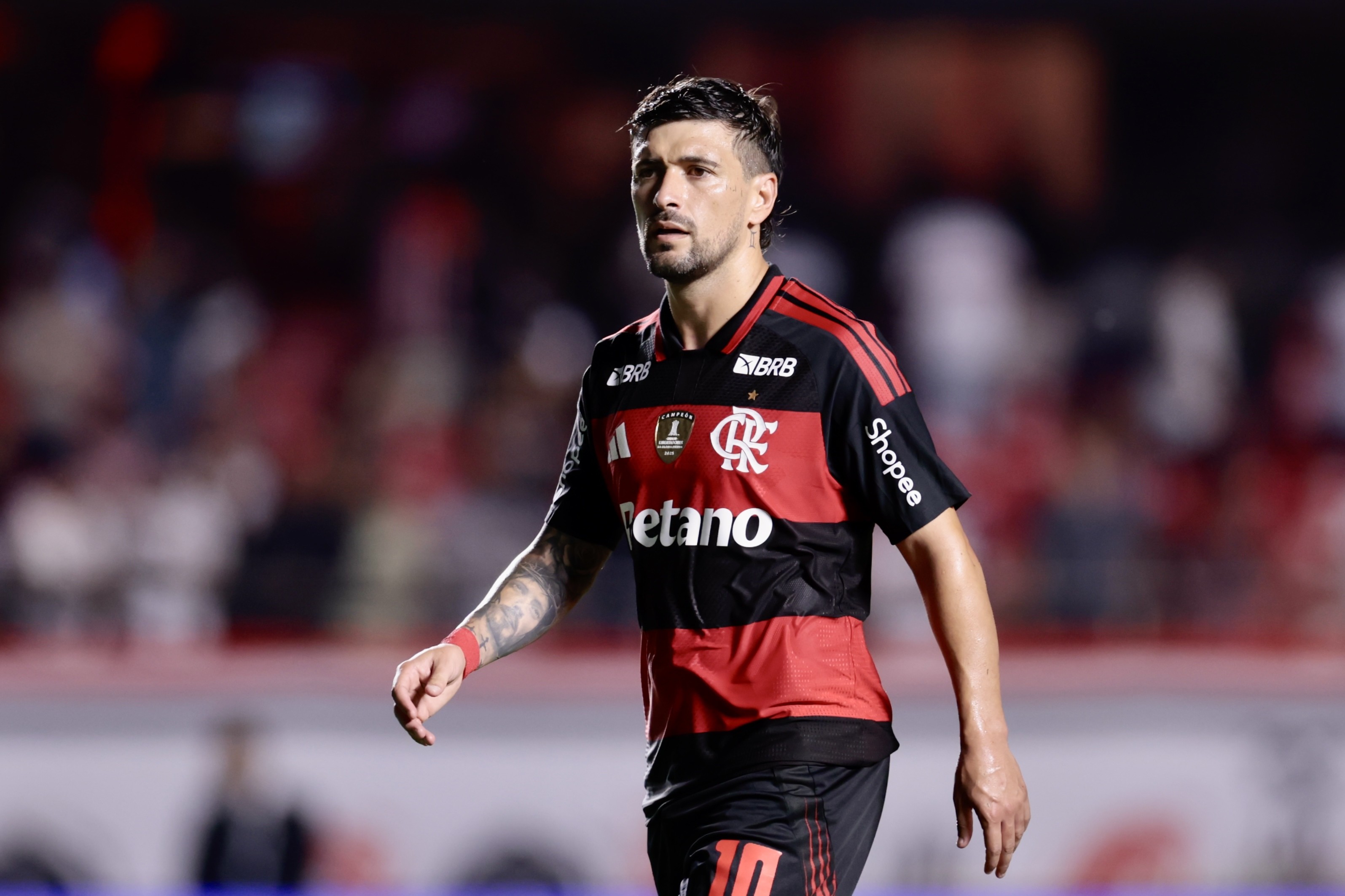 Arrascaeta Analisa Dificuldades Iniciais do Flamengo: O Sucesso de 2025 Está Cobrado Preço