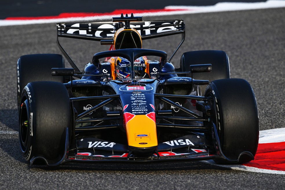 Max Verstappen na pista durante os testes de pré-temporada da F1 — Foto: Mark Sutton - Formula 1/Formula 1 via Getty Images