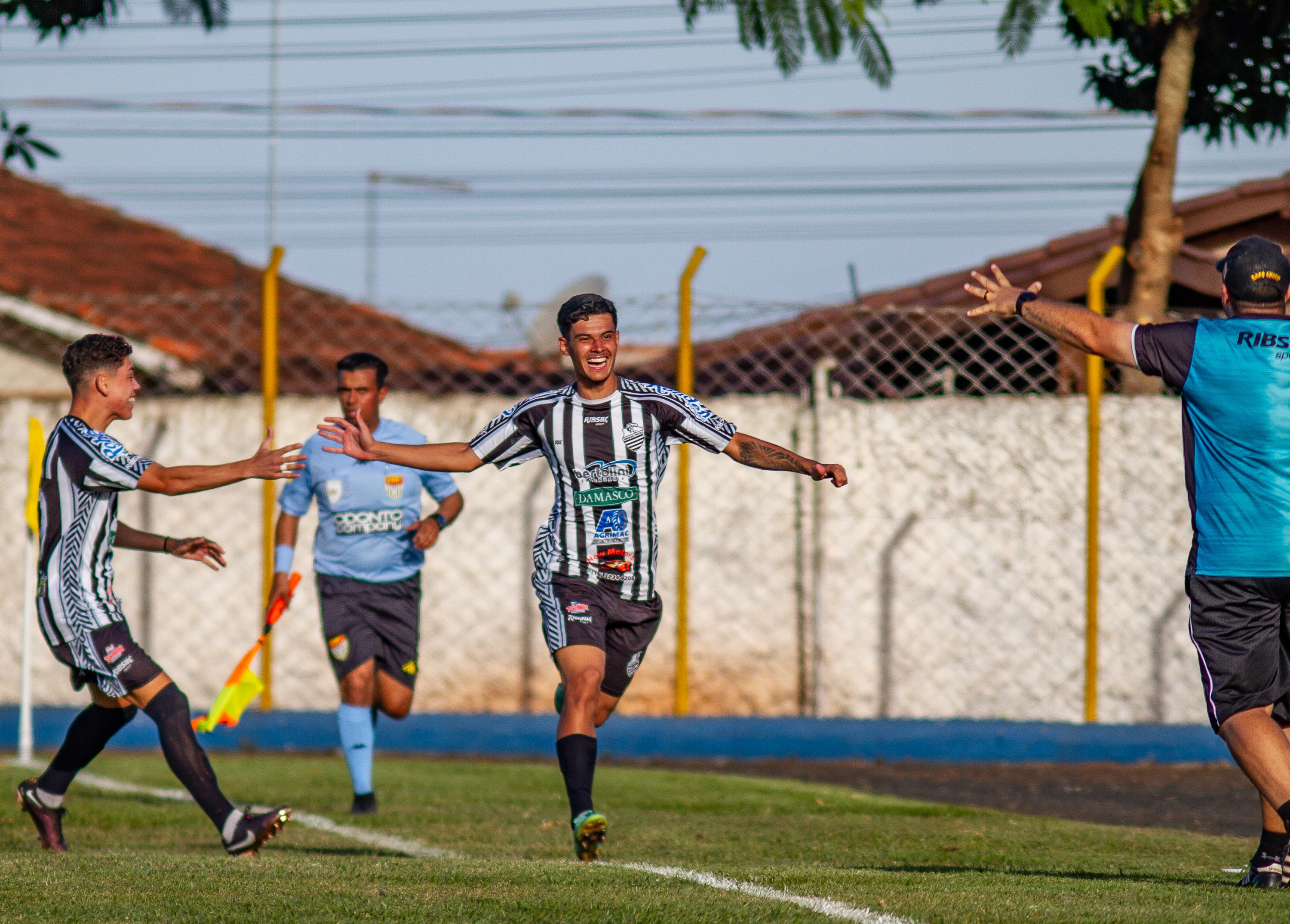 Lateral-esquerdo Igor, de 17 anos, é promovido ao profissional do ...