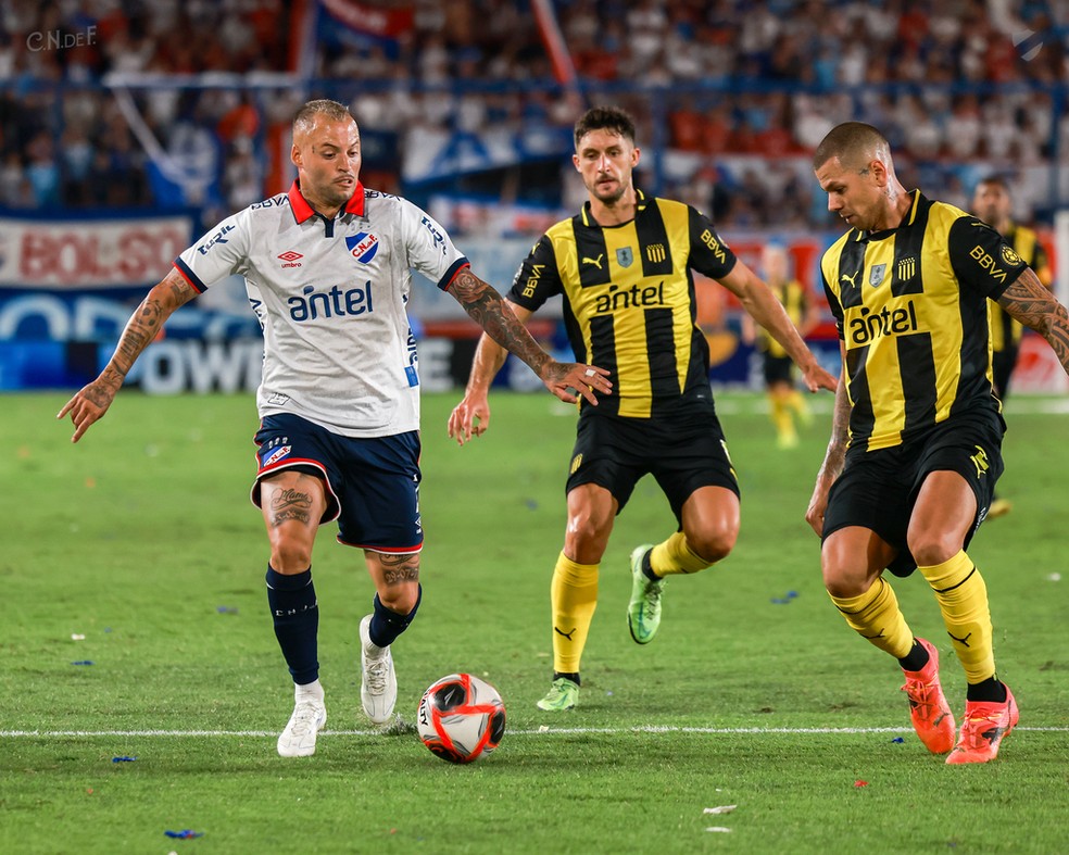 Nico López, ex-Inter, no clássico entre Nacional e Peñarol — Foto: Club Nacional de Football