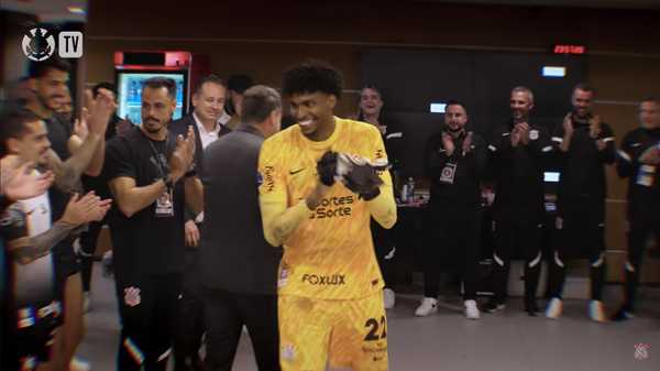 Bastidores da Festa para Hugo Souza no Vestuário após Classificação Corinthians