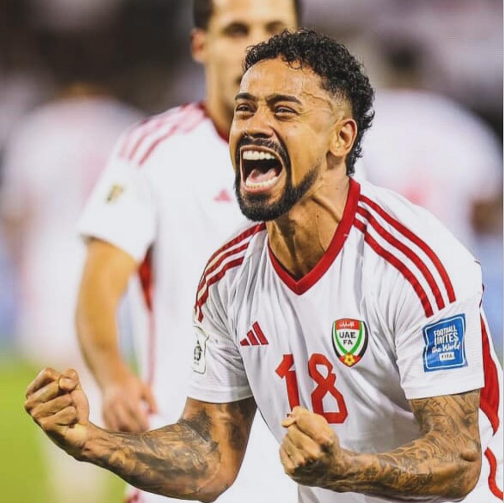 Caio Lucas comemora após marcar gol decisivo para os Emirados Árabes nas Eliminatórias da Copa.