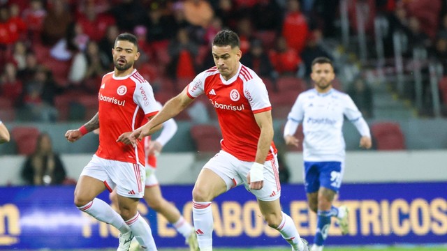 Bruno Tabata e Borré em vitória do Inter