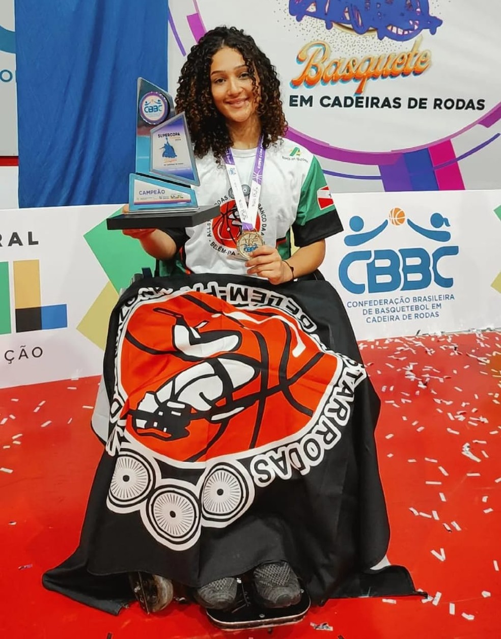 Ana Clara com troféu conquistado na Supercopa Feminina de Basquete em Cadeira de Rodas, no Pará — Foto: Arquivo Pessoal