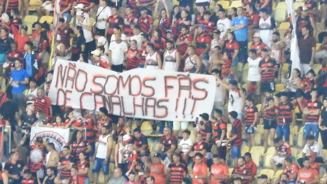 Torcida do Flamengo leva faixa contra Gabigol na Arena da Amazônia
