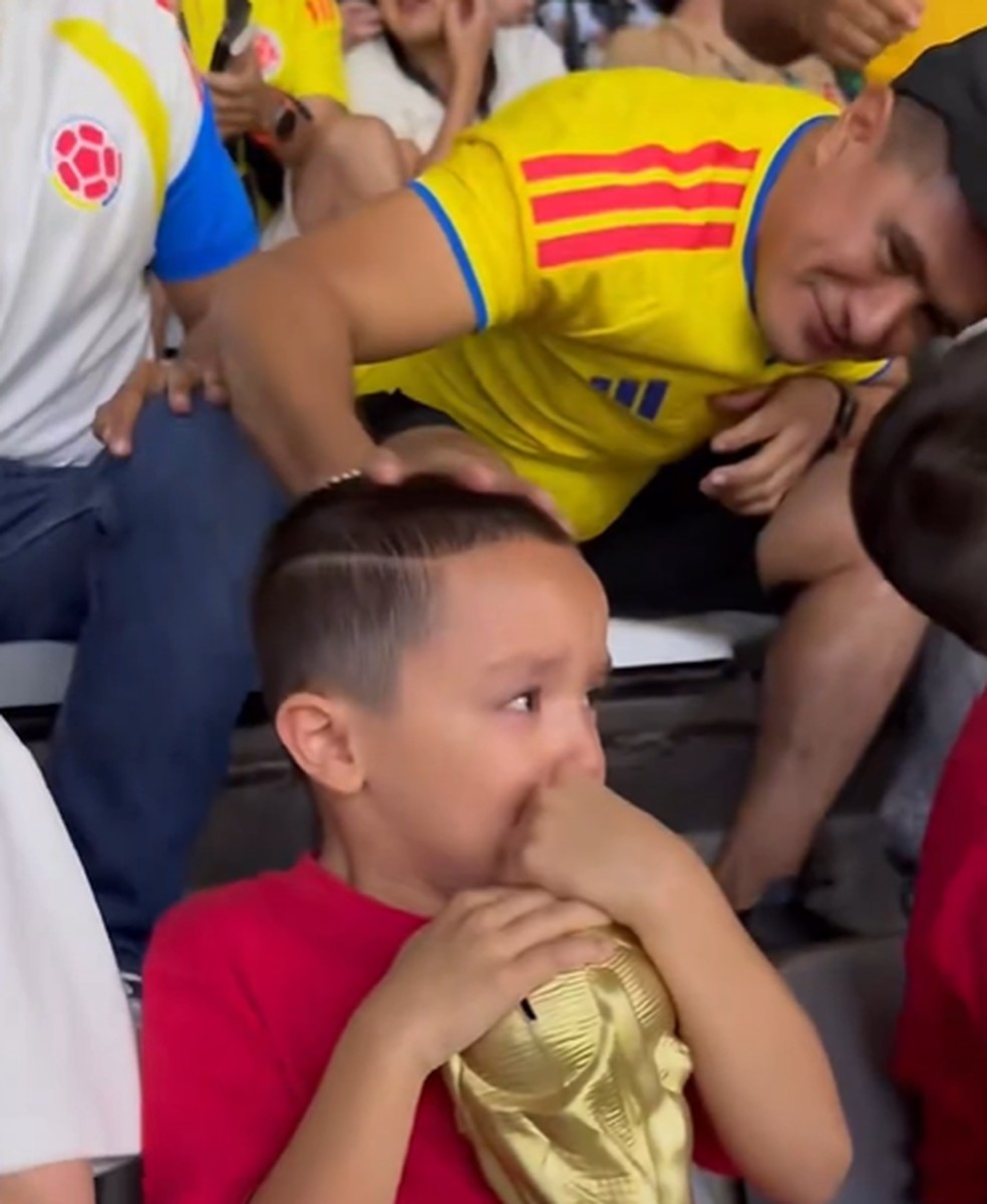 Criança uzbeque chora nas arquibancadas do Estádio Azteca