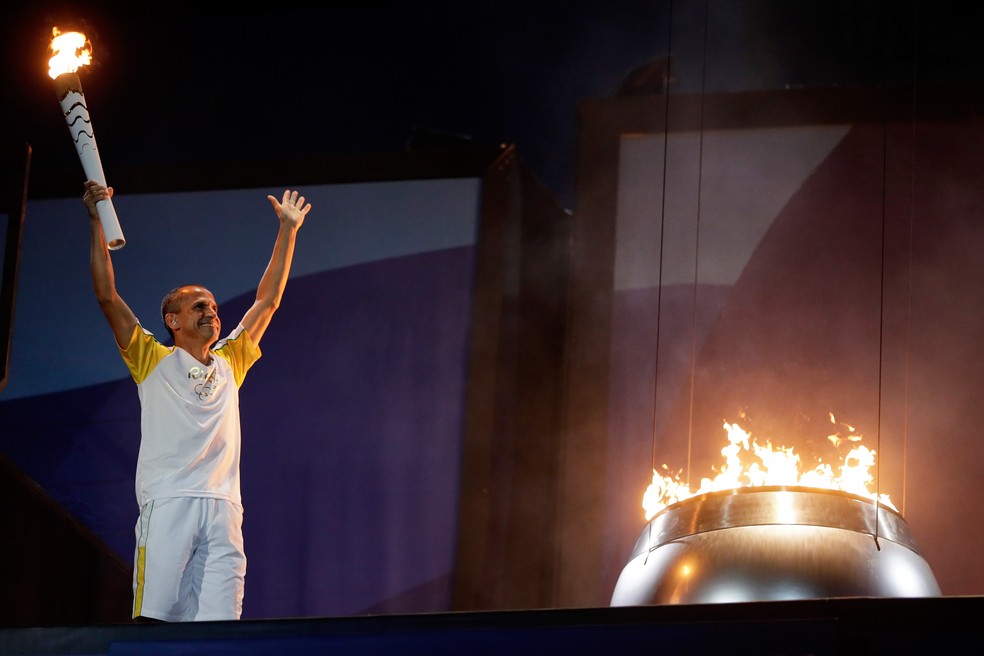 Vanderlei Cordeiro de Lima acende a pira olímpica na Rio 2016 — Foto: Jamie Squire/Getty Images