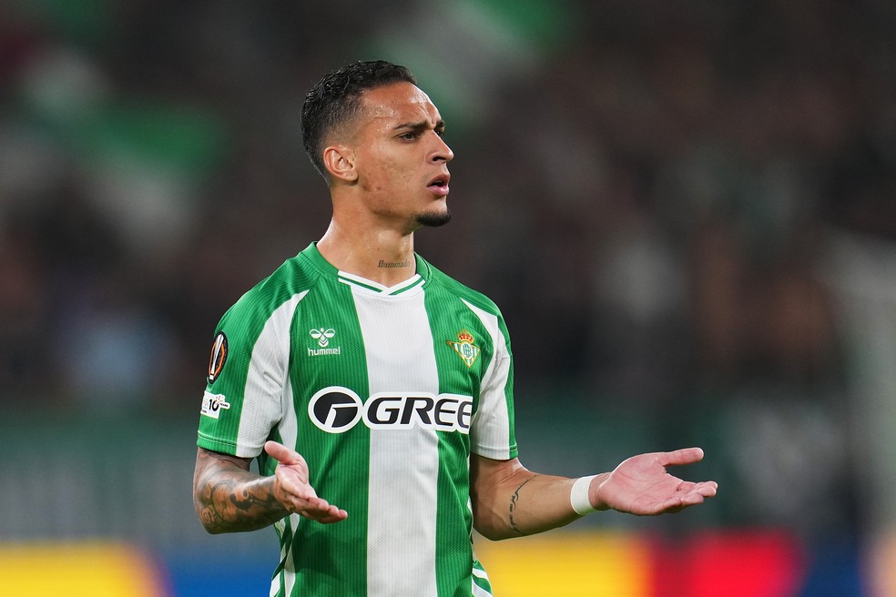 Antony com a camisa do Real Betis em partida da Liga Europa