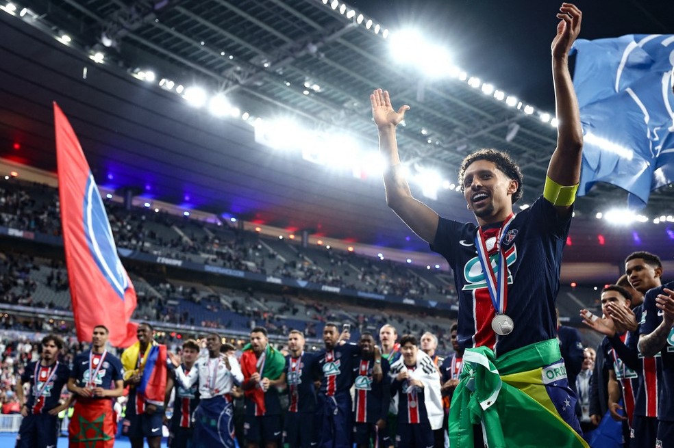 Capitão do PSG, Marquinhos comemora o título da Copa da França 2024/25 — Foto: Getty Images