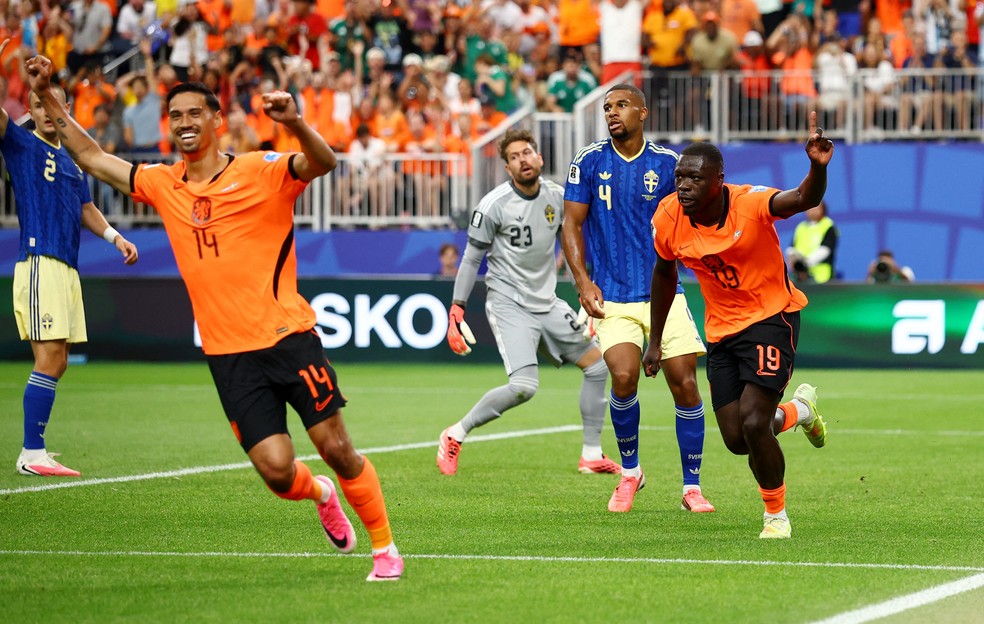 Holanda amplia contra Suécia — Foto: Reuters