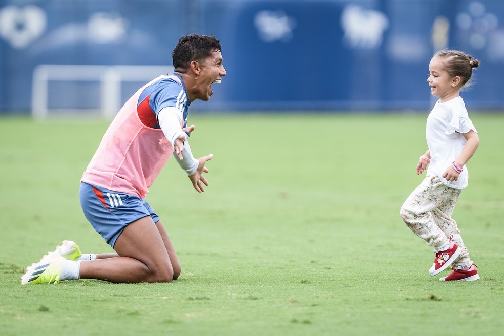 Romero com a filha durante treino do Cruzeiro