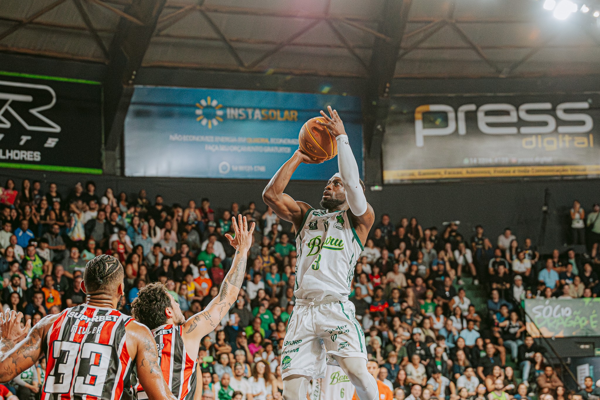 Bauru avança às semifinais do NBB após vencer o São Paulo com Brite
