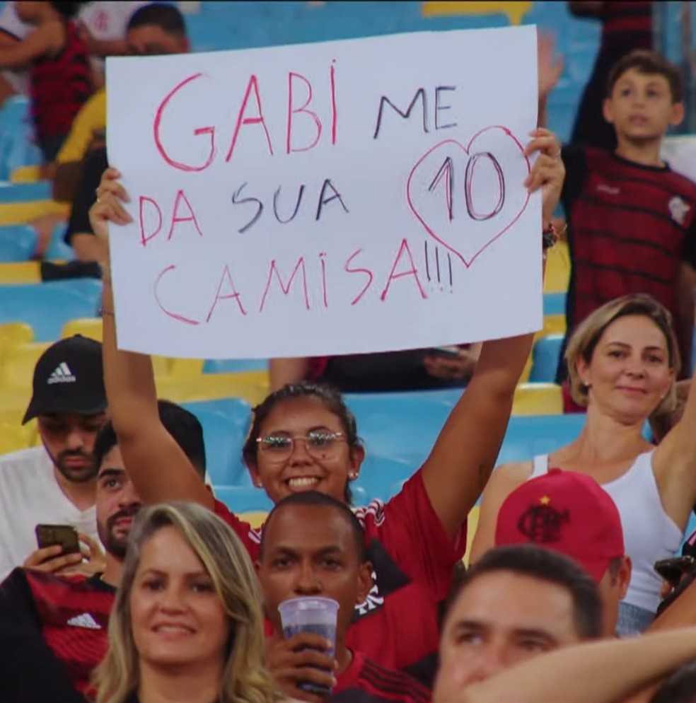 Gabigol foi muito homenageado na arquibancada — Foto: Reprodução/FLA TV