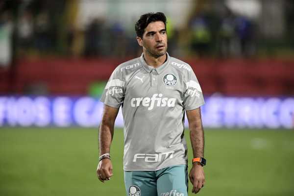 Abel elogia postura passiva do Palmeiras, defende Weverton e valoriza vitória.