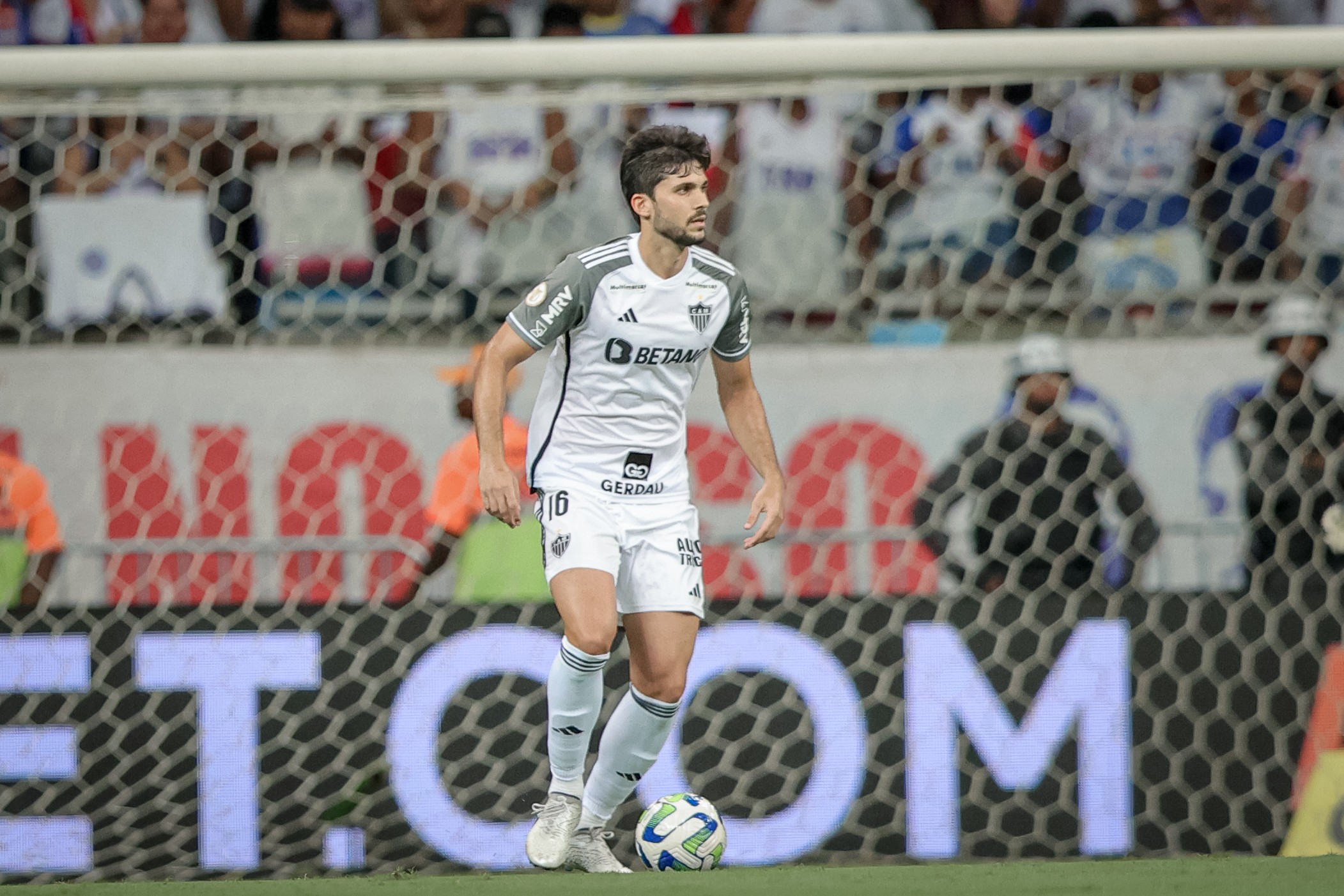 São Paulo negocia a contratação do zagueiro Igor Rabello