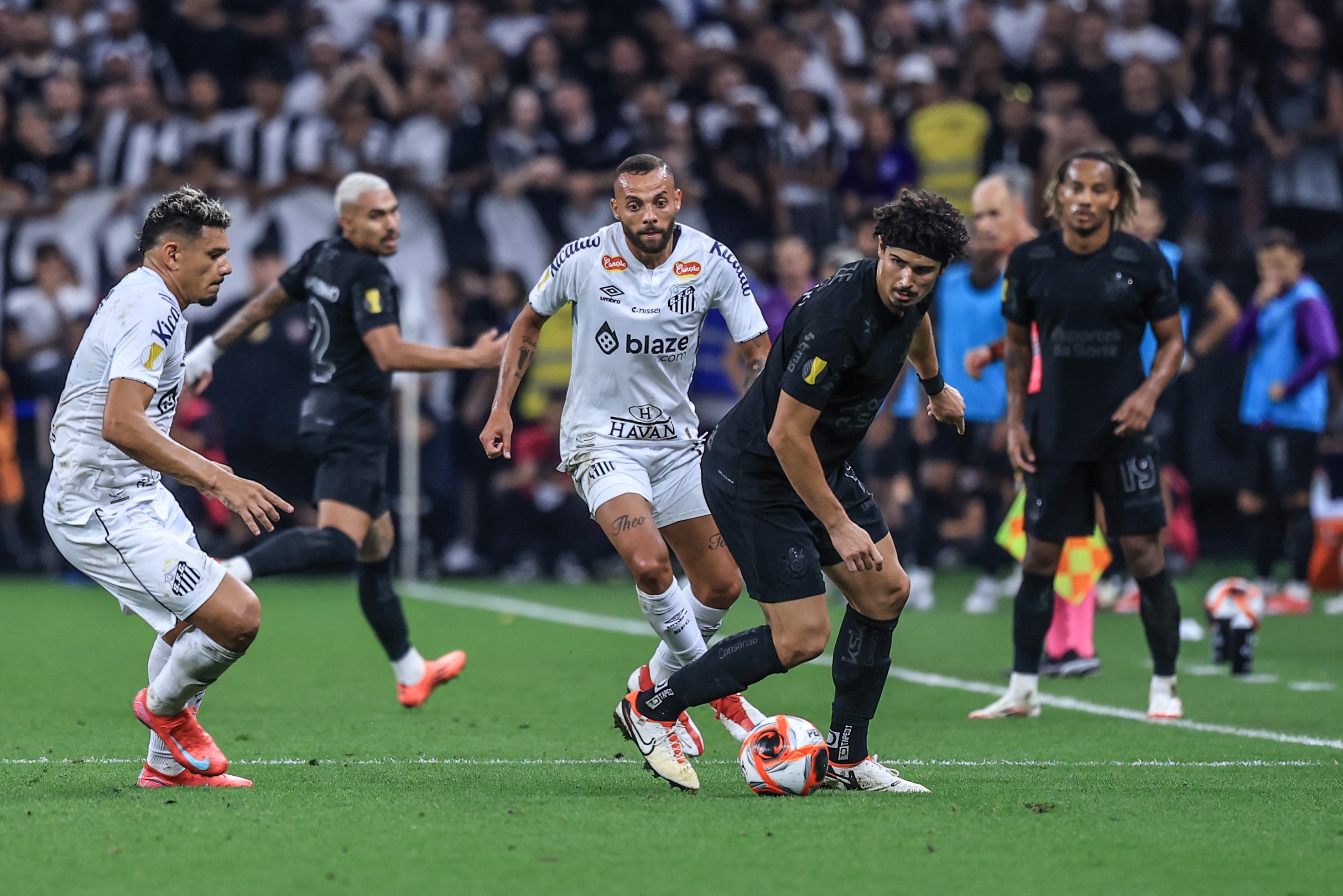 Desempenho Defensivo do Corinthians Desafia Melhor Fase da Defesa do Santos