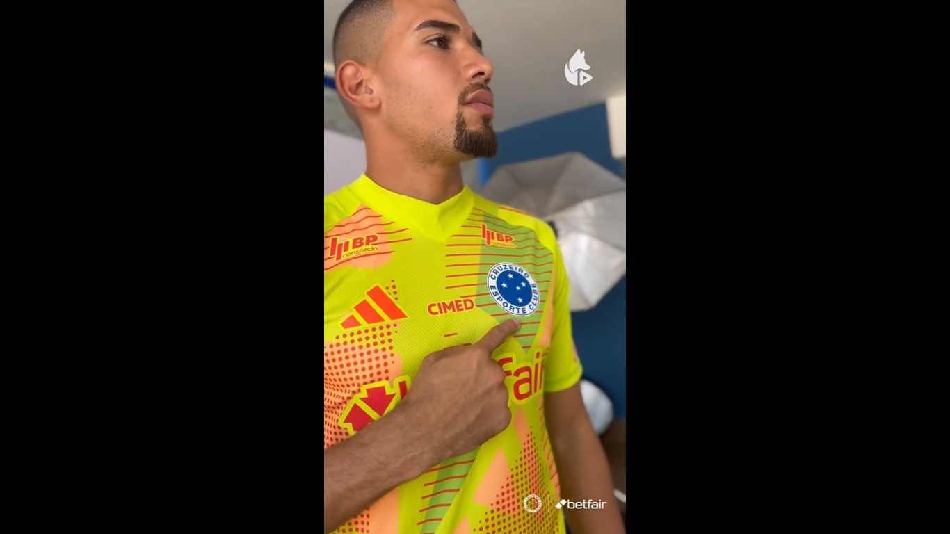 Cruzeiro altera escudo em camisa de goleiros após polêmica: veja mudança.