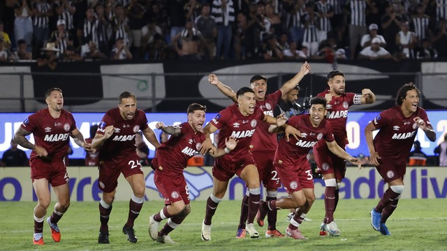 Jogadores do Lanús festejam a conquista da Copa Sul-americana nos pênaltis contra o Atlético-MG
