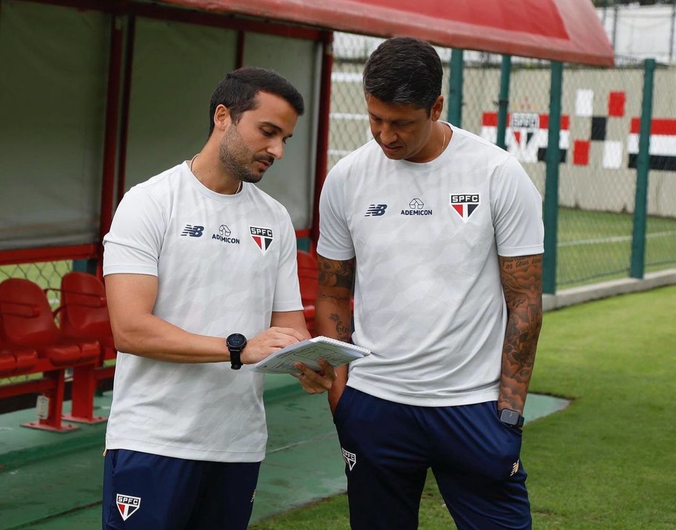 Thiago Carpini conversa com auxiliar em treino do São Paulo — Foto: Rubens Chiri/saopaulofc.net