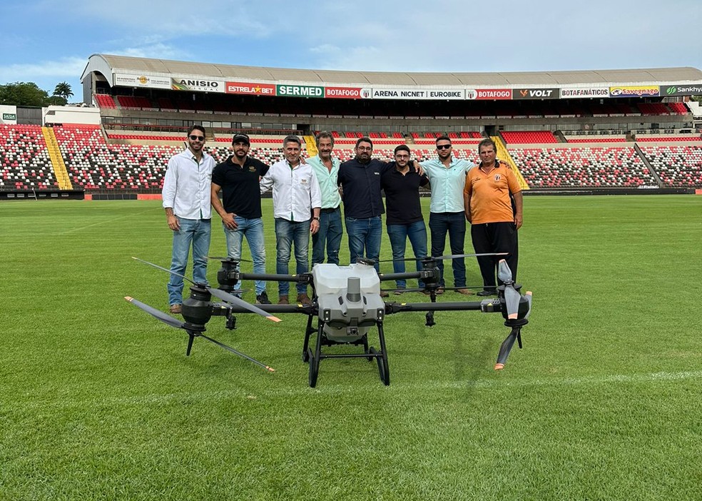 Equipe responsável pela tecnologia utilizada no gramado do Botafogo-SP — Foto: Arquivo Pessoal/Vinicius Barizza