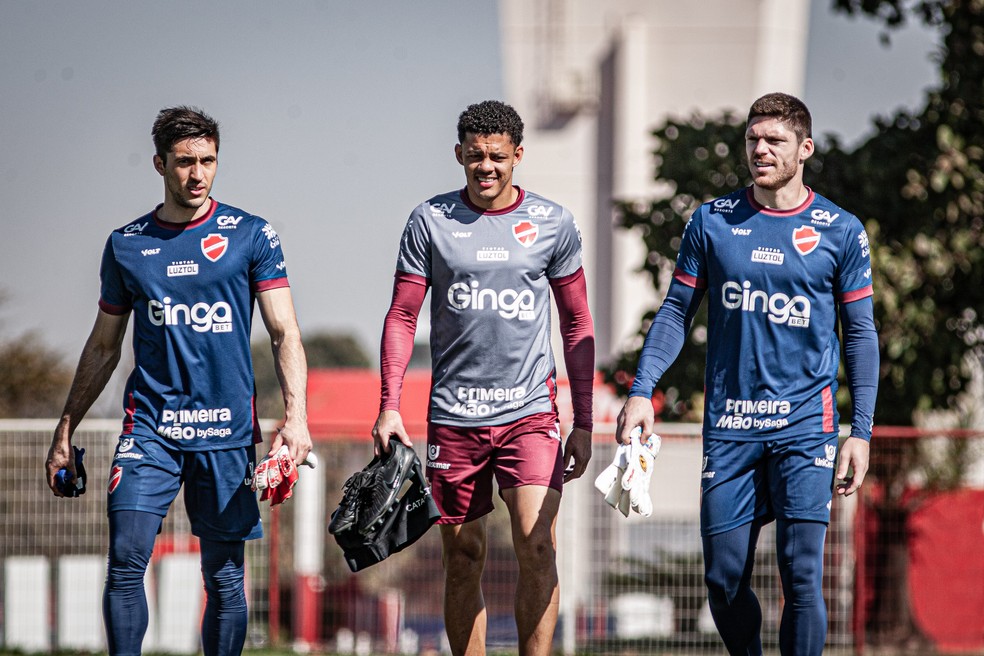Walisson Maia (centro) pode voltar contra o Goiás — Foto: Roberto Corrêa / Vila Nova F.C.