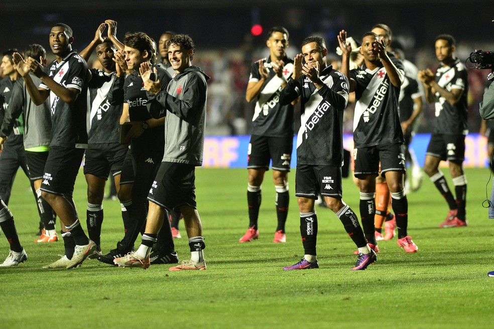 Jogadores do Vasco comemoram vitria histrica sobre o Santos  Foto: Marcos Ribolli / ge