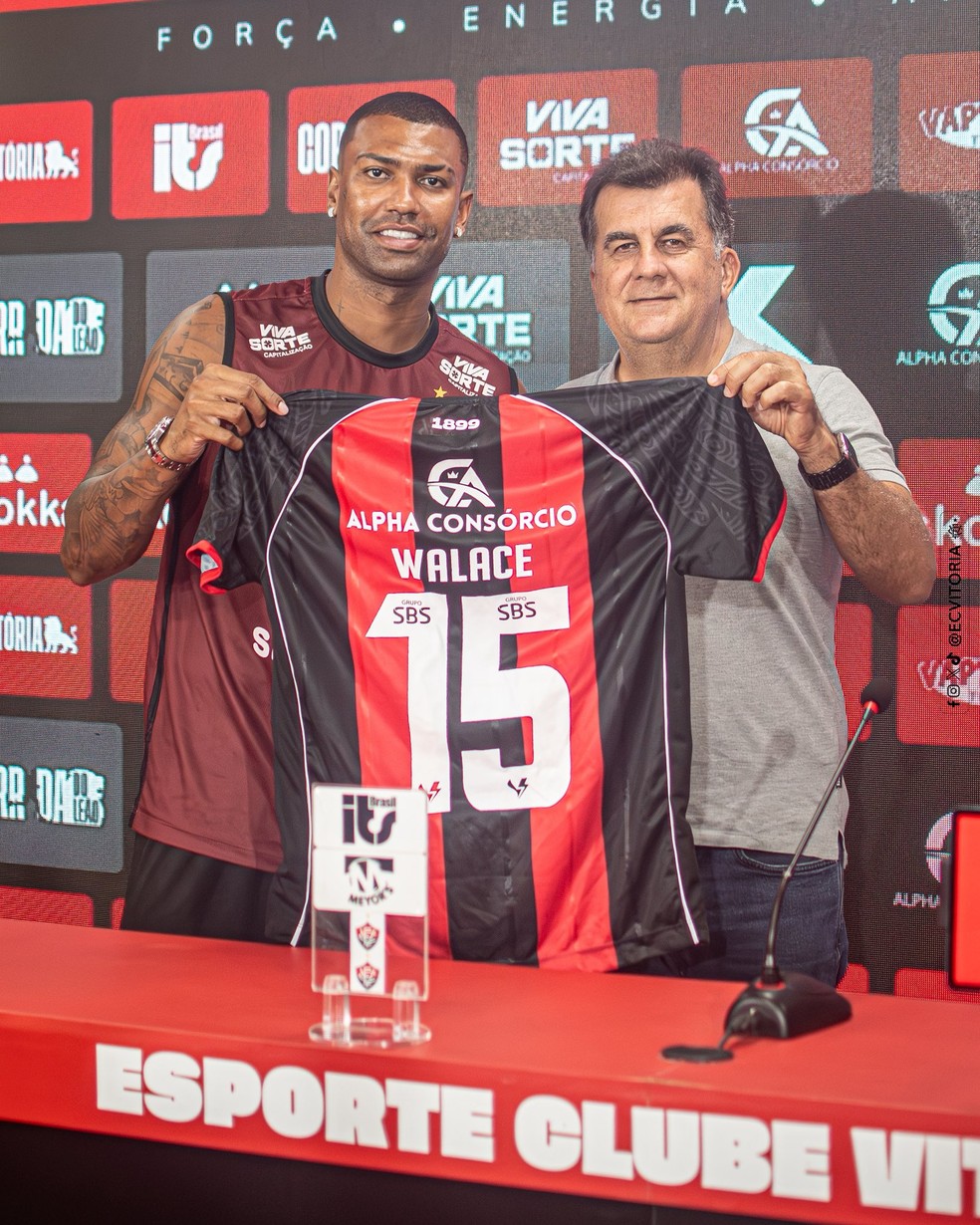 Walace � apresentado pelo presidente F�bio Mota no Vit�ria � Foto: Victor Ferreira/EC Vit�ria