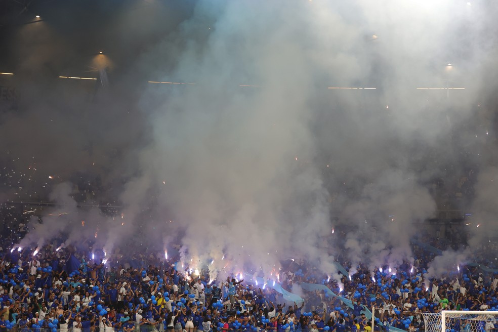 Fumaça de sinalizadores atrasa início de Cruzeiro x Lanús no Mineirão — Foto: Gilson Lobo/Getty Images